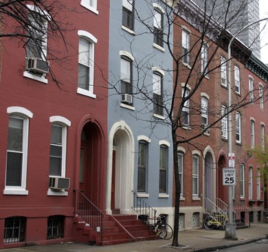 Reverse mortgages can pose risks. (iStock)